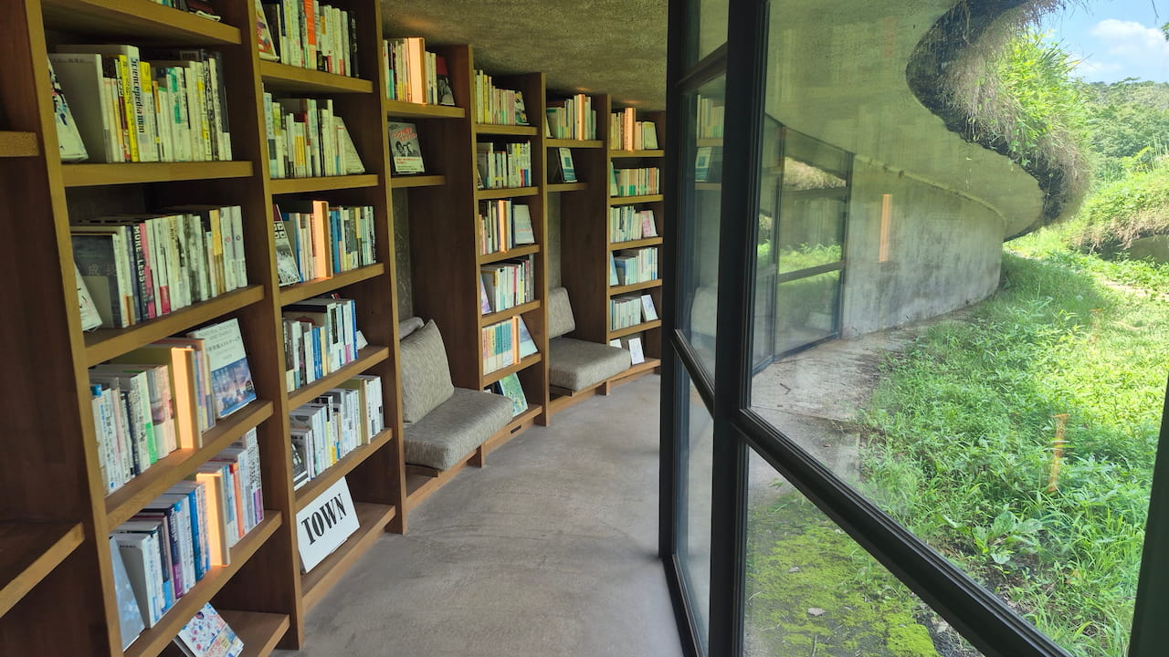 地中図書館の内観