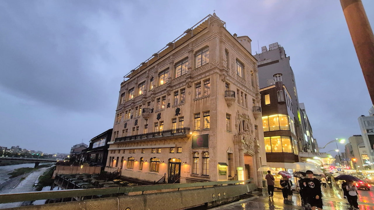 東華彩館本店の外観